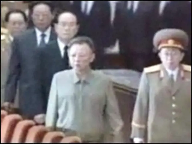 Ông Kim nhìn yếu và đi khập khiễng