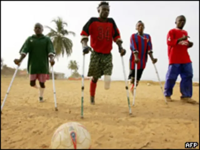 Жертвы гражданской войны в Сьерра-Леоне играют в футбол