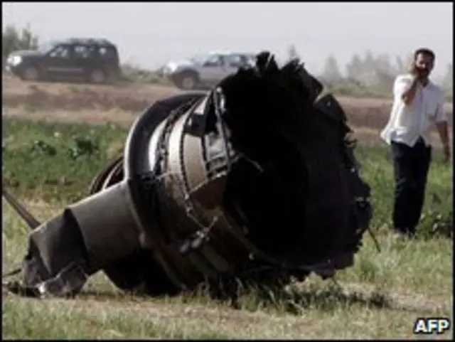 Một bộ phận của máy bay rơi