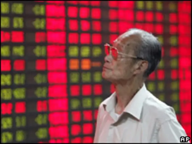 Мужчина изучает китайские биржевые индексы