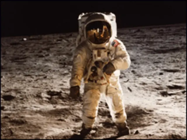 چاند پر قدم