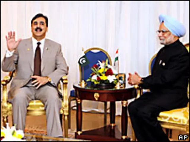 मनमोहन सिंह और यूसुफ़ रज़ा गीलानी