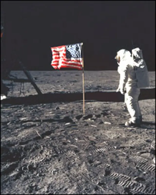 Эдвин Олдрин салютует флагу