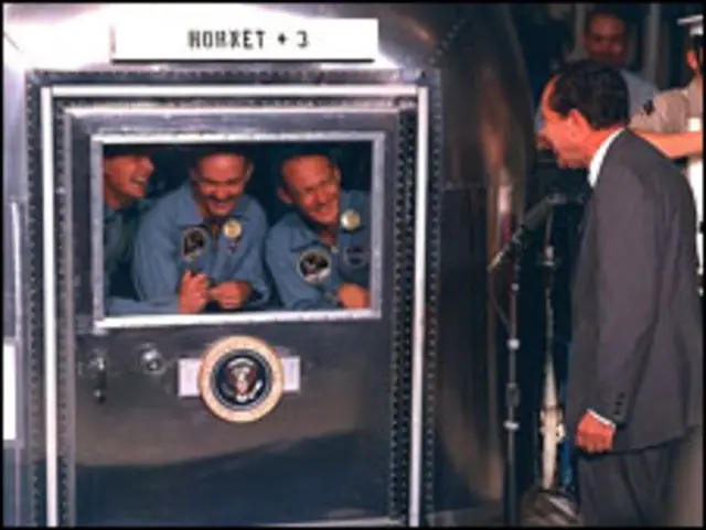 Ричард Никсон разговаривает с экипажем "Аполлона-11" в карантинном фургоне