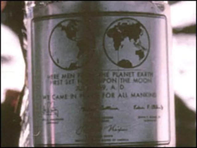 Мемориальная табличка, оставленная на Луне экипажем "Аполлона-11"