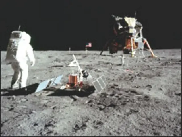 Эдвин Олдрин гуляет по Луне