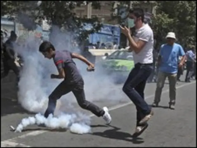 Cảnh sát bắn hơi cay dẹp sinh viên biểu tình ngày 17 tháng Bảy