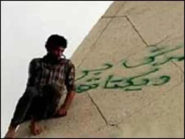 تصاویر مخابره شده از تهران حاکی از وجود شعارهای اعتراضی بر برج آزادی است