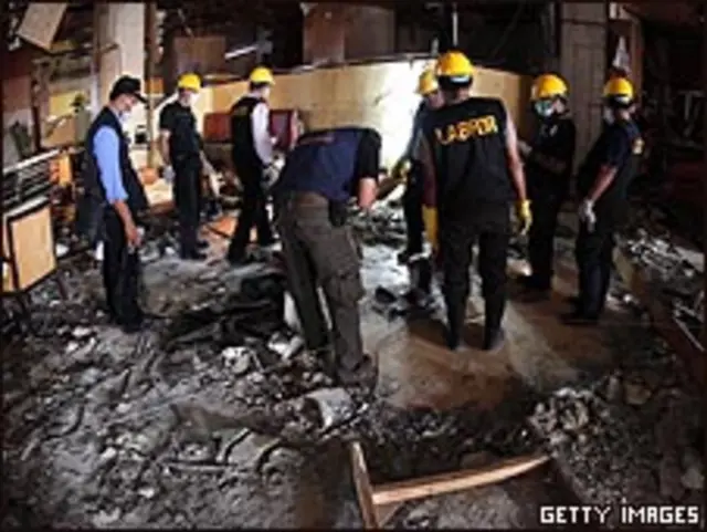 محققون داخل فندق الماريوت في جاكرتا