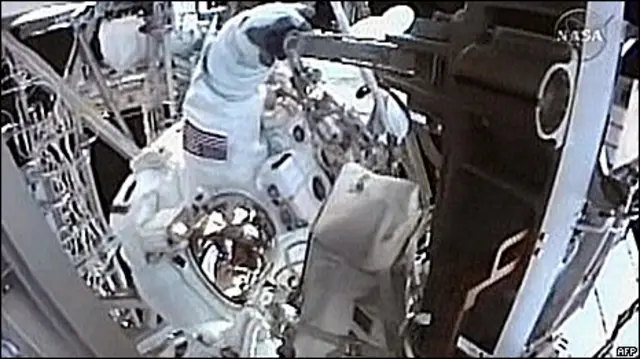 Астронавт в открытом космосе