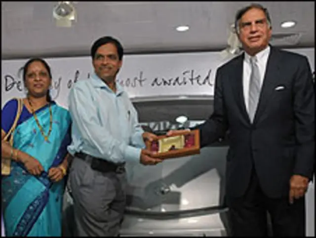 नैनो के पहले ग्राहक को चाबी थमाते टाटा समूह के चेयरमैन रत्तन टाटा.