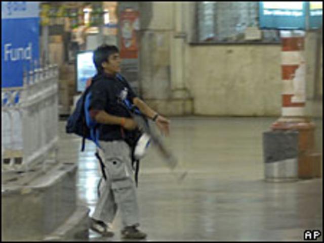 Касаб - боевик с автоматом на вокзале