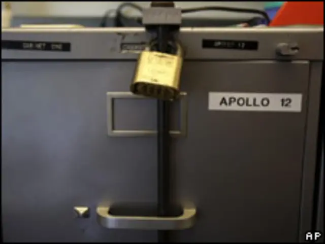 Сейф с лунными материалами