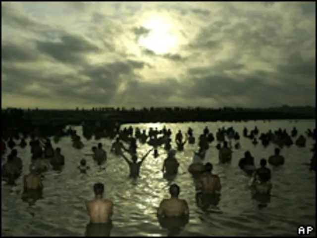 हिंदू धर्मावलंबियों में इलाहाबाद के गंगा-यमुना संगम का ख़ास महत्व है 