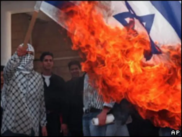 Демонстранты жгут флаг Израиля