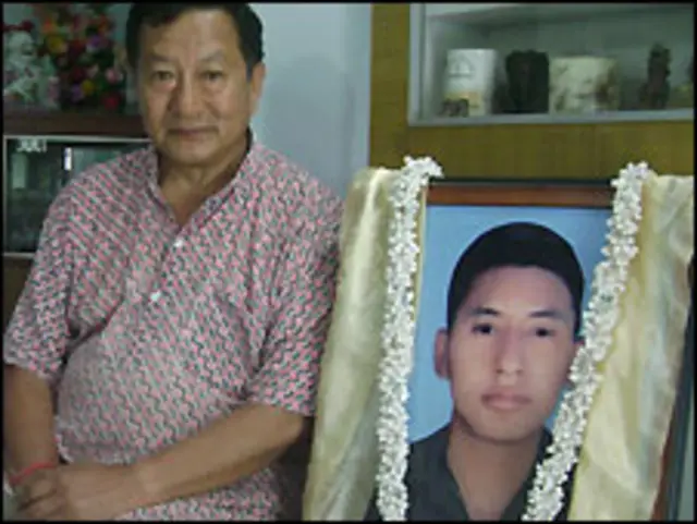 ब्रिगेडियर एस पी गुरूंग अपने बेटे की तस्वीर के साथ