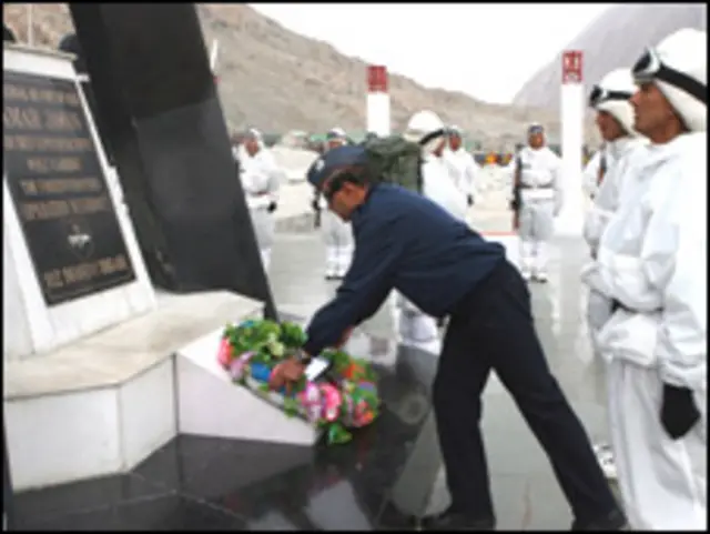 کرگل کے جوانوں کو خراج عقیدت پیش کرتے ہوئے