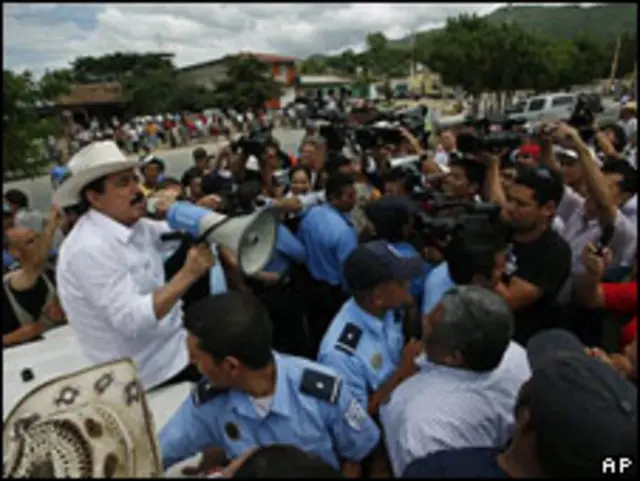  El depuesto presidente Manuel Zelaya habla por megáfono en la frontera con Honduras. 