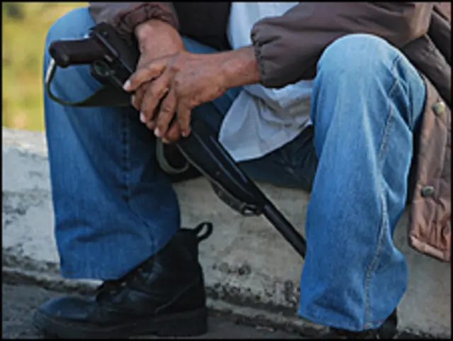 Persona armada (Foto: Raquel Pérez)