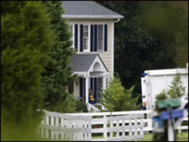 مسٹر بوائڈ جھیل کے کنارے ایک ایسے گھر میں رہتے ہیں جہاں سے وہ گھروں میں استعمال ہونے والے پتھروں کا کاروبار بھی کرتے تھے