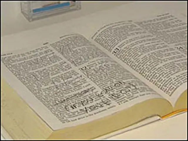 Bíblia em exposição em Glasgow