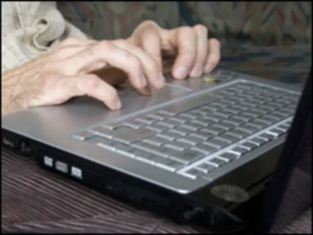 Руки пользователя на клавиатура лаптопа