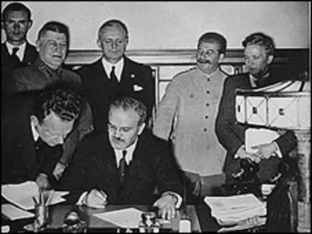 Hiệp ước Molotov-Ribbentrop được Liên Xô và Đức ký kết
