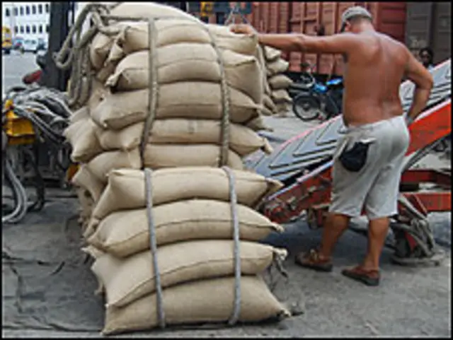 Cubanos descargando harina