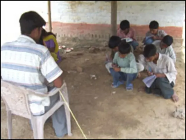 पढ़ाई करते बच्चे