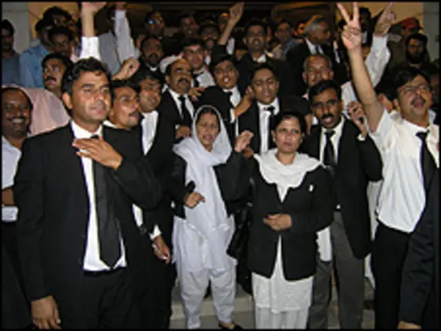 فیصلے کے بعد وکلاء کا خوشی کا اظہار