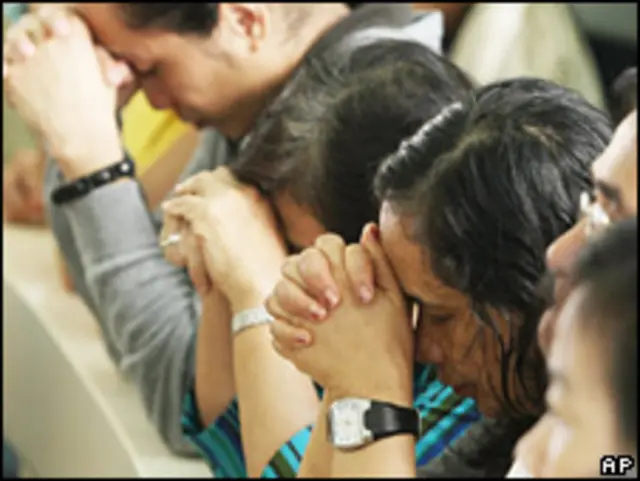 Người dân Philippines tổ chức nhiều buổi cầu nguyện cho bà Aquino