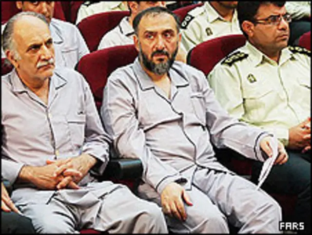 محمدعلی ابطحی و دیگر چهره های سرشناس اصلاح طلب با لباس زندان در جلسه حضور داشتند