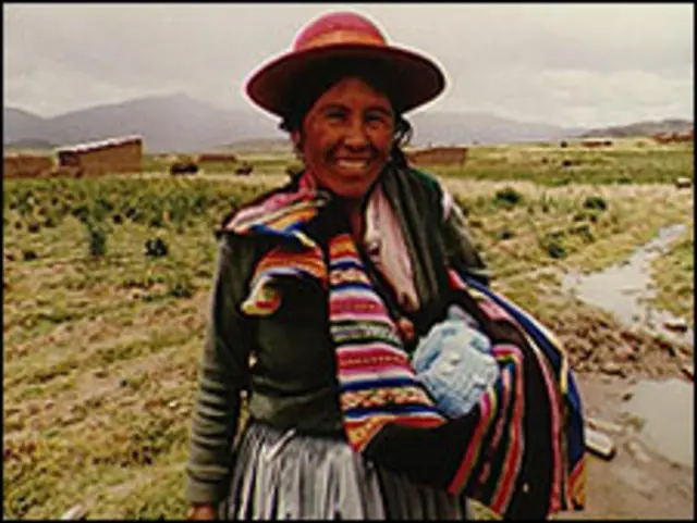 Boliviana con su bebé en brazos.