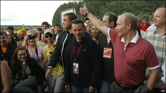 Василий Якеменко и Владимир Путин на Селигере-2009