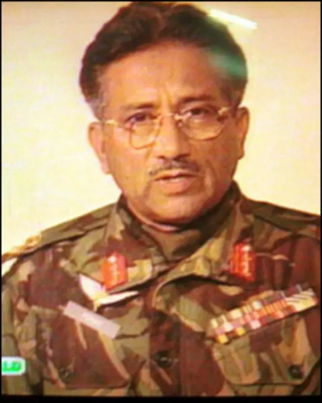 جنرل مشرف نے وزیر اعظم نواز شریف کو برطرف کر کے اقتدار پر قبضہ کر لیا
