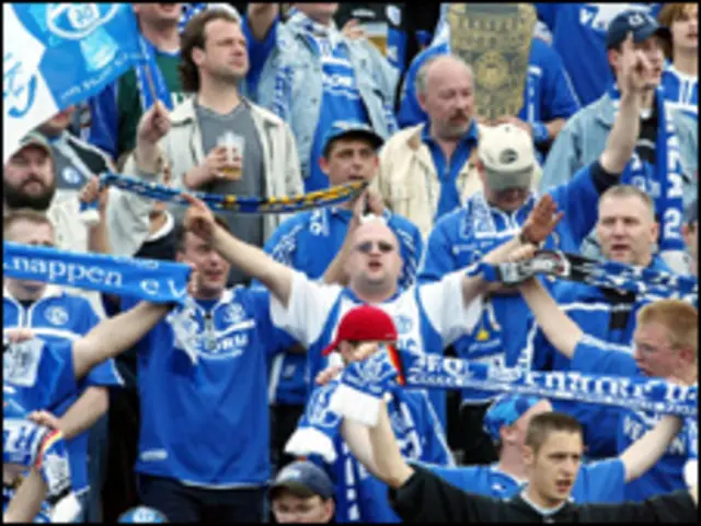 جرمن کلب ایف سی شلکا کا سرکاری رنگ نیلا اور سفید ہے