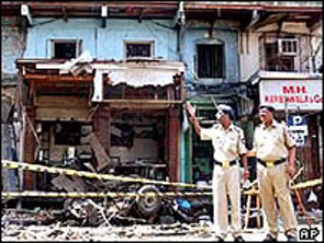 Последствия одного из взрывов в Мумбаи