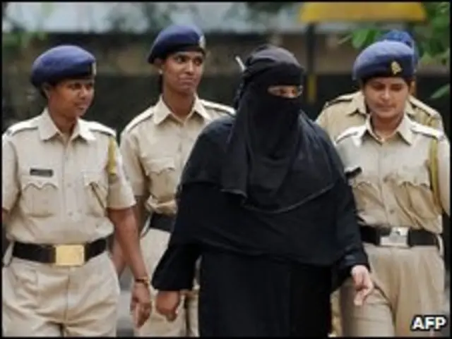 Фахмида Сайед в окружении охранников