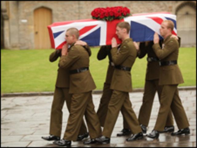 Солдаты несут гроб с телом ветерана