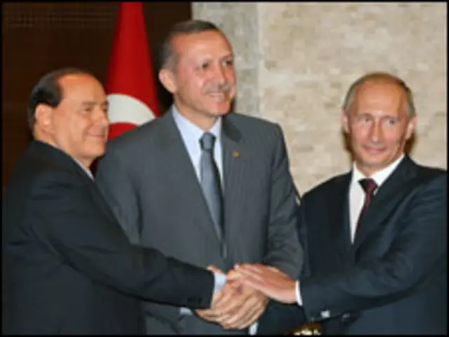 Владімір Путін, Реджеп Тайїп Ердоган та Сильвіо Берлусконі - після підписання угоди про Південний Потік у Туреччині в 2009 році.
