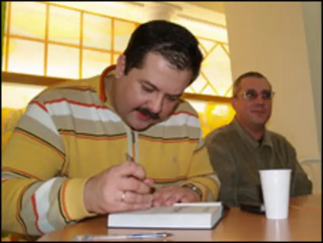 Сергей Лукьяненко на автограф-сессии (фото с сайта писателя)