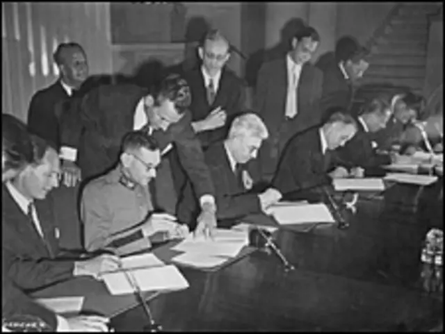 Firma del cuarto Convenio de Ginebra en 1949.