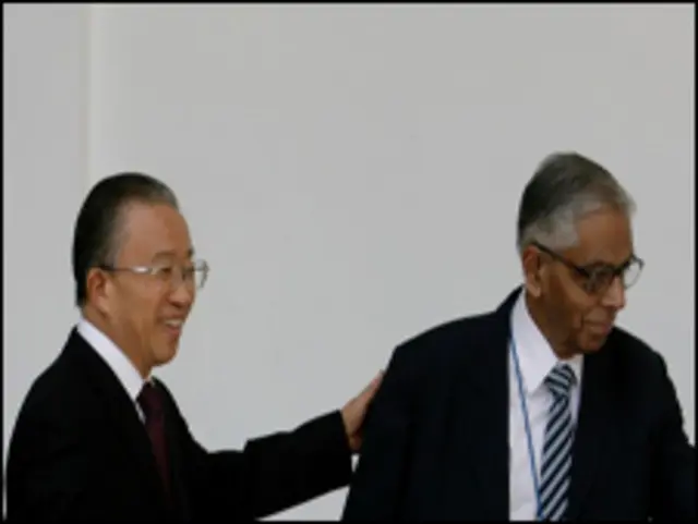 Ông Đới Bỉnh Quốc và Cố vấn An ninh Quốc gia Ấn Độ M. K. Narayanan tại cuộc họp