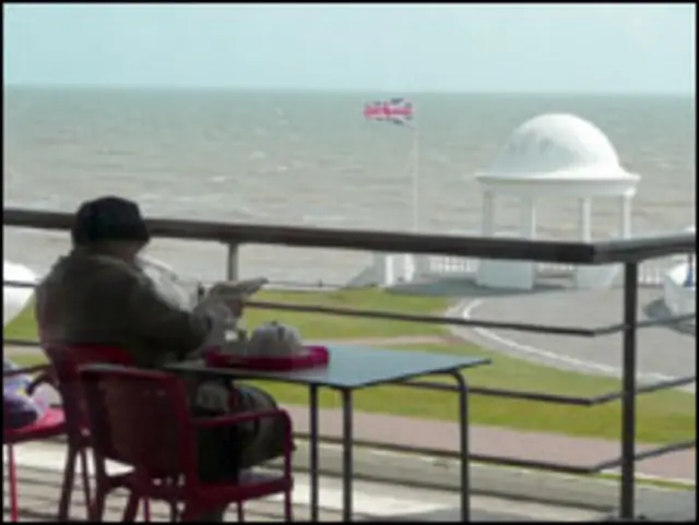 Пожилая женщина у берега моря