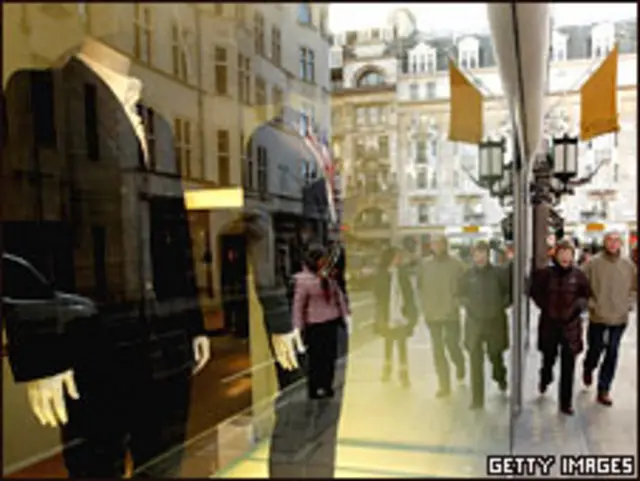 Люди идут мимо витрины магазина на Бонд-стрит в Лондоне