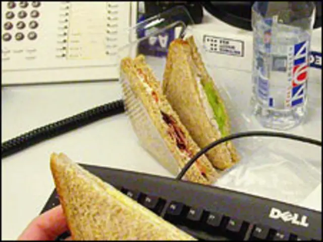 Сандвич на рабочем столе (фото PA)