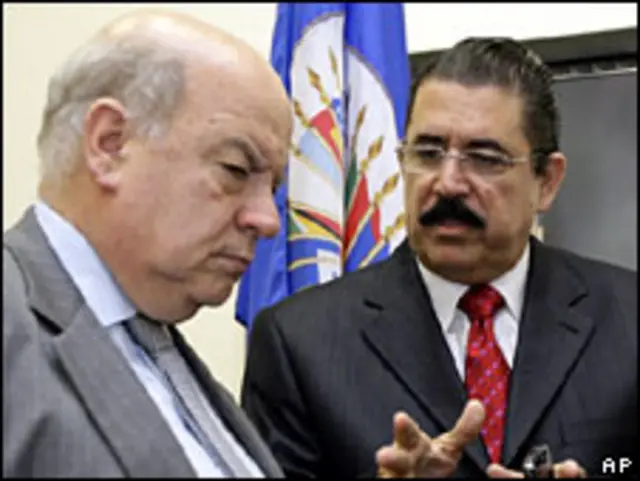 José Miguel Insulza (izq.) y Manuel Zelaya