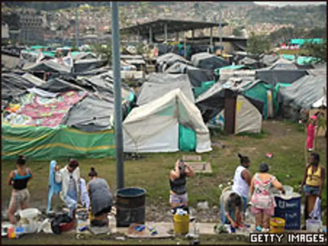 Campo de desplazados colombianos cerca de Bogotá