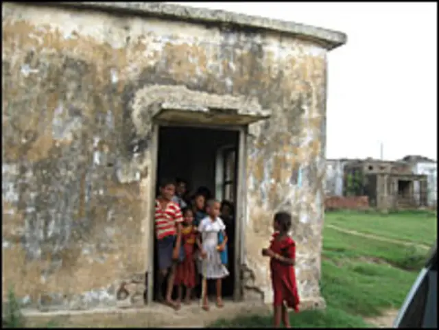 कम्युनिटी हॉल और स्कूल भी