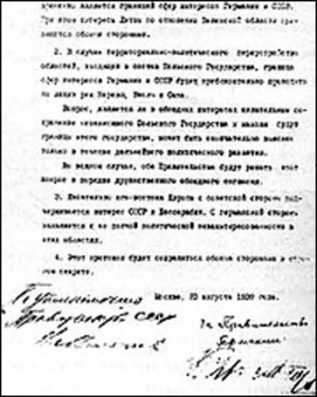 Таємний додаток до Пакту Молотова-Ріббентропа із радянських архівів було офіційно оприлюднено лише у 1993 році